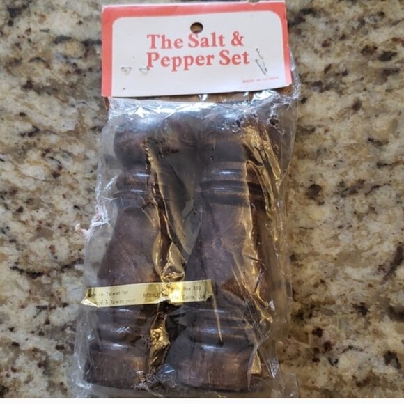 Vintage wooden salt & pepper shakers - Picture 7 of 7